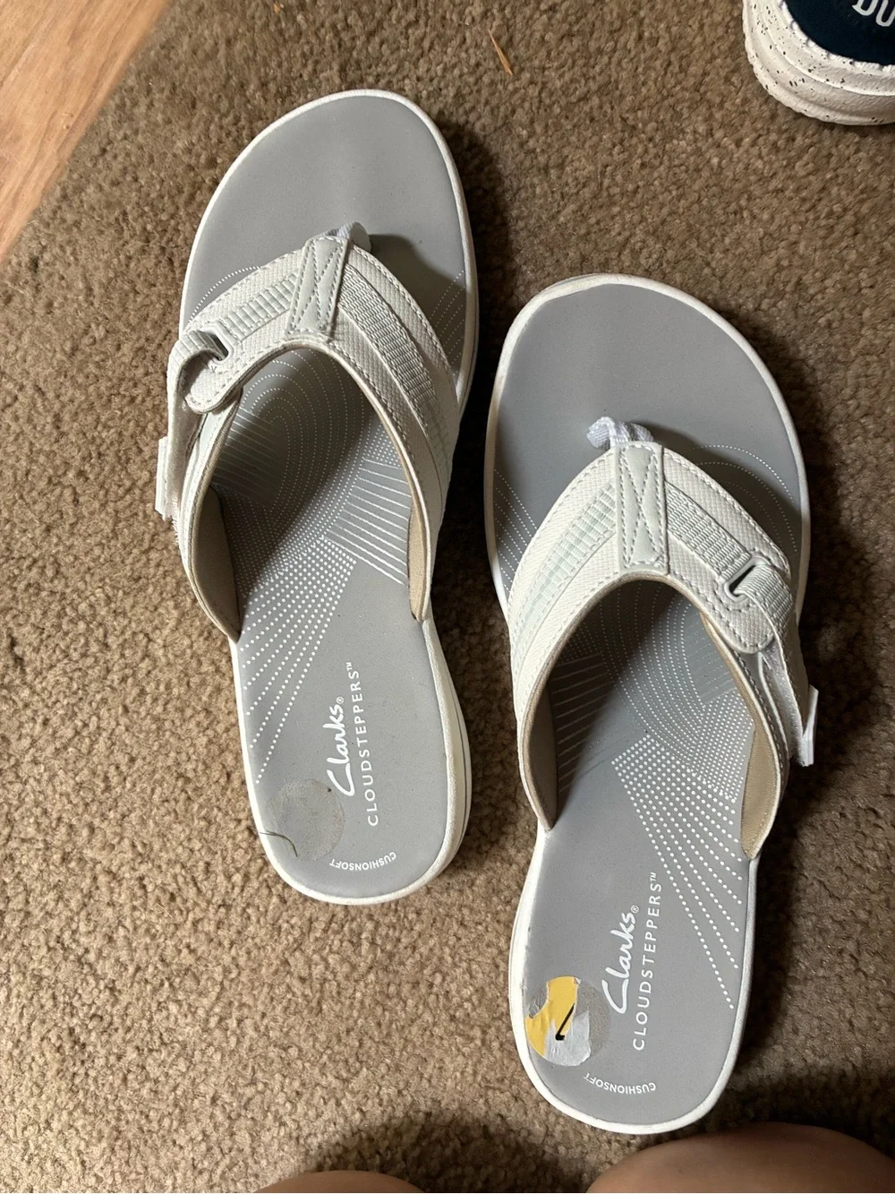 Clarks Cloudsteppers Women's Grey/White Flip Flop Sandals size 7. New - Picture 5 of 5